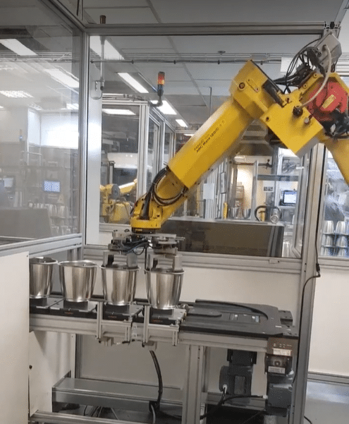 Positionner des produits pour un poste robotisé via un système de transfert